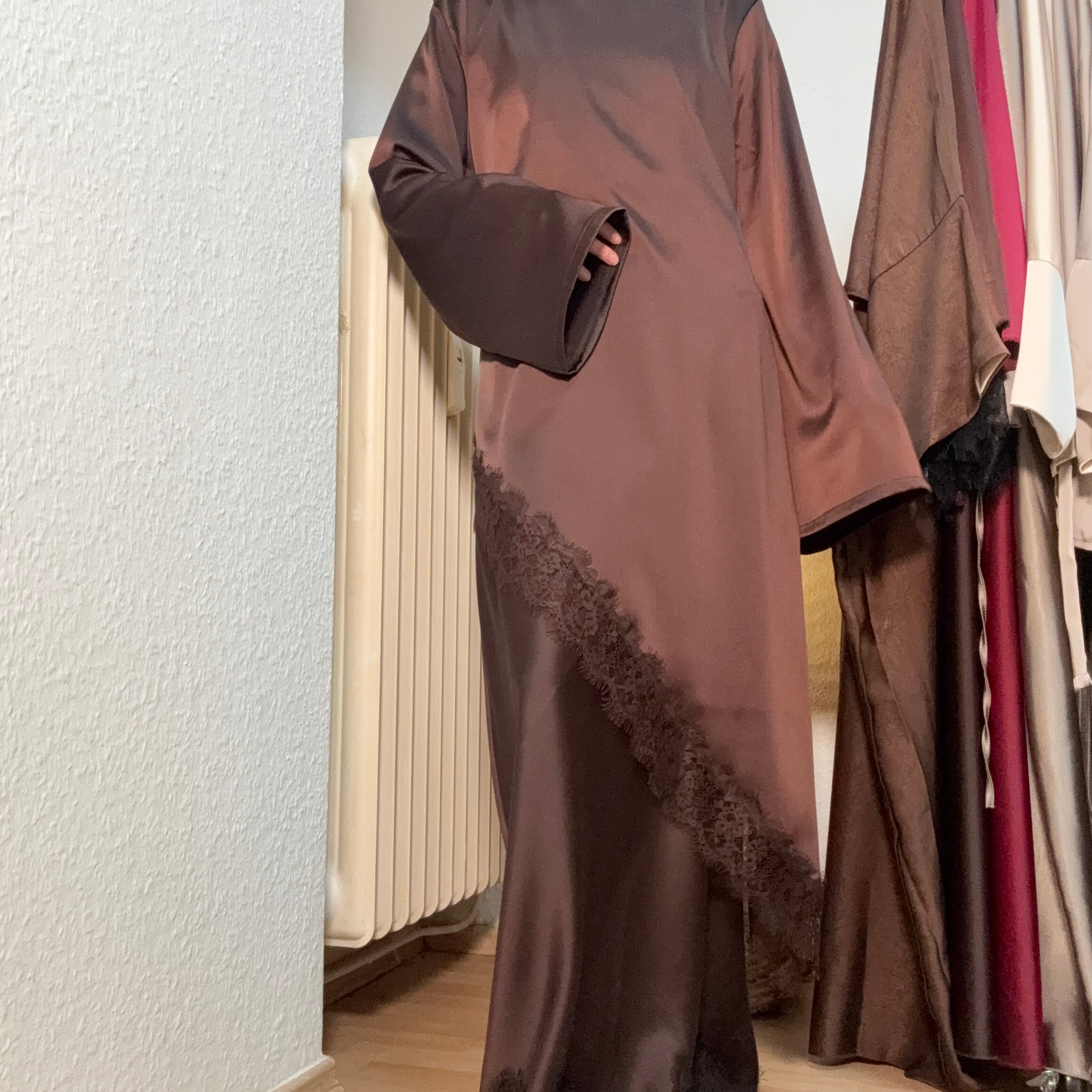 Asymmetrisches Oberteil mit Spitze