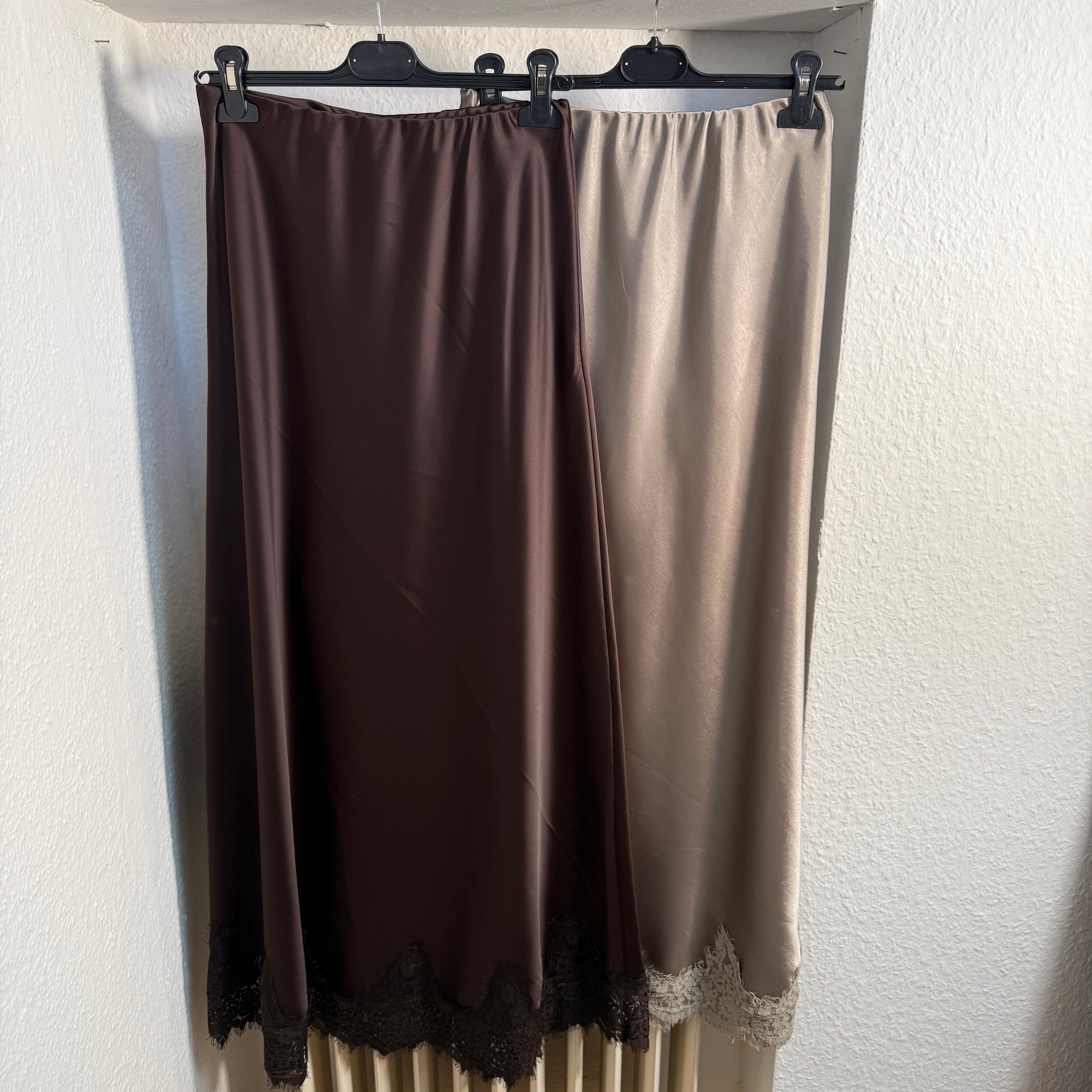 Satin Rock mit Spitze