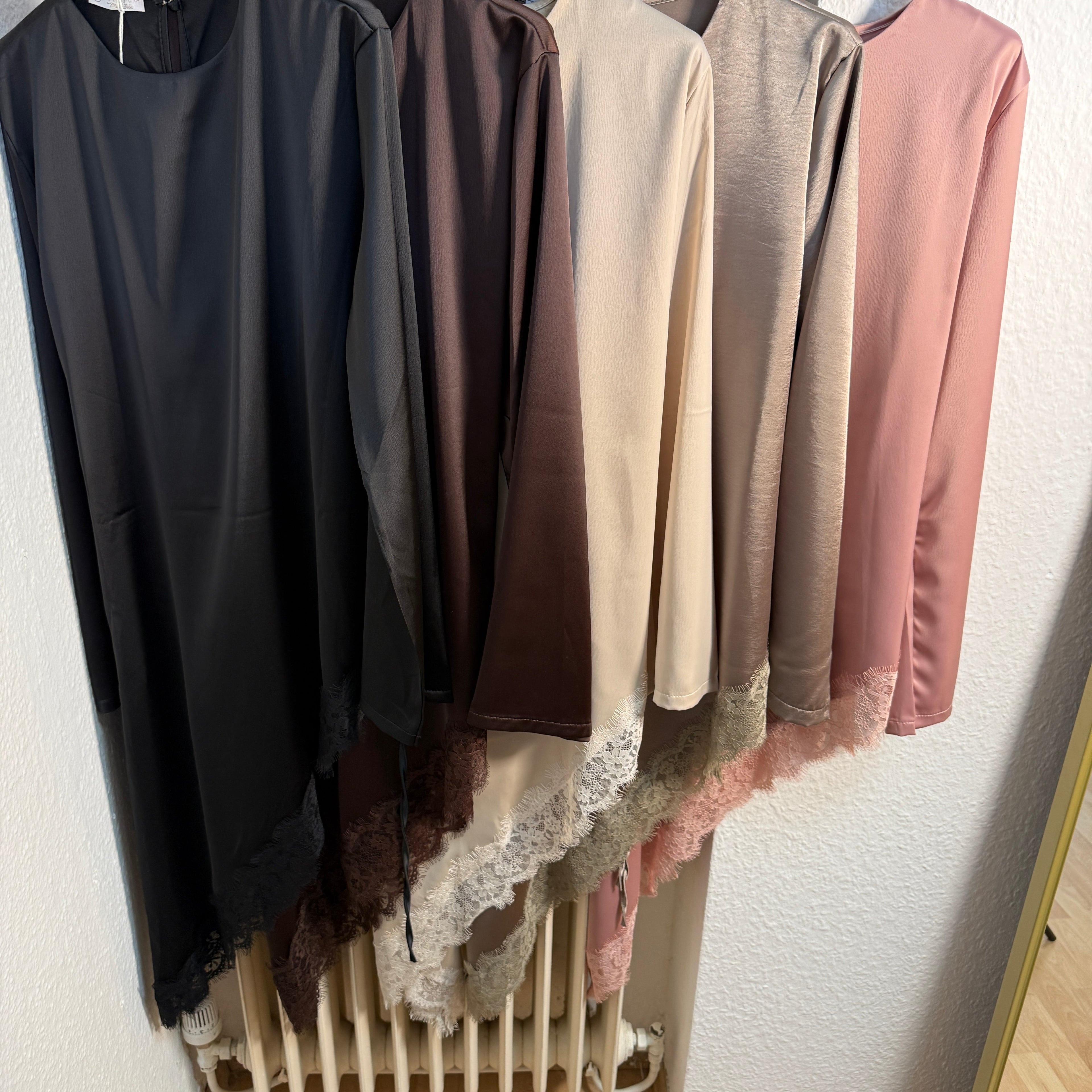 Asymmetrisches Oberteil mit Spitze