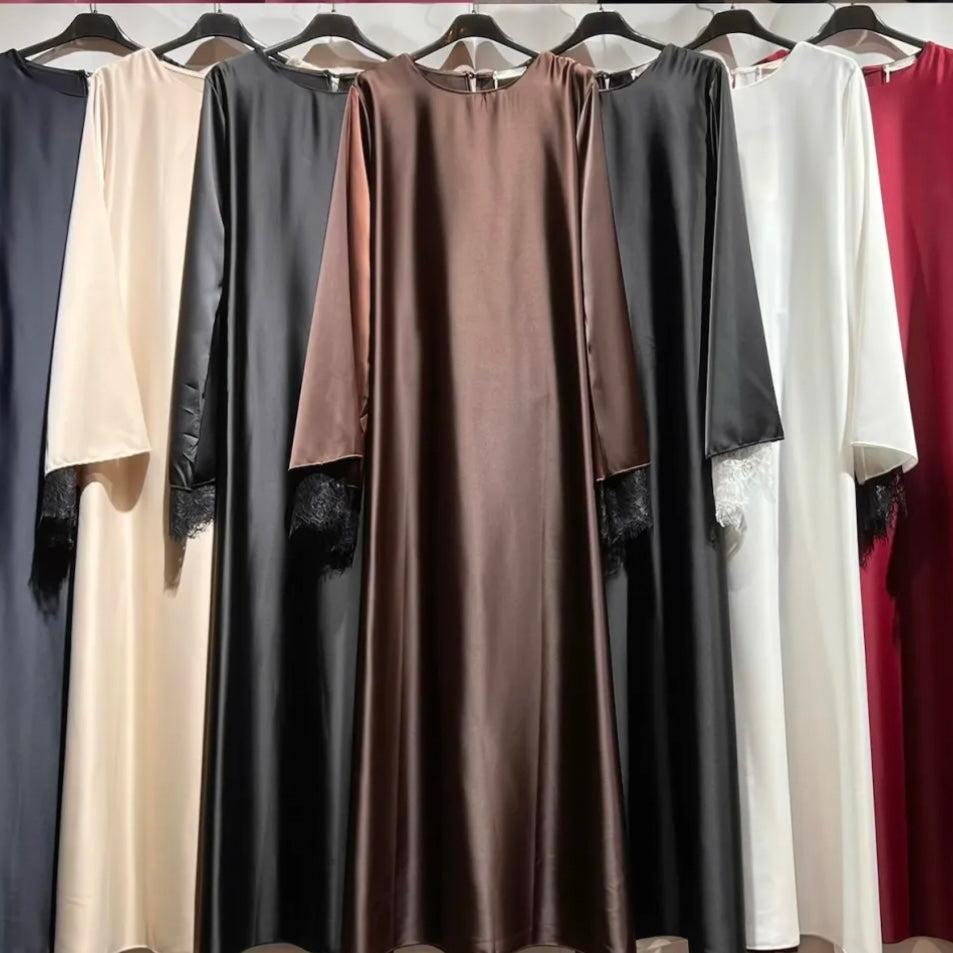 Kleid mit Spitzendetails
